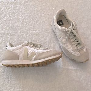 Veja Rio Branco low-top sneakers. Excellent condition. Beige & white. Size 39.